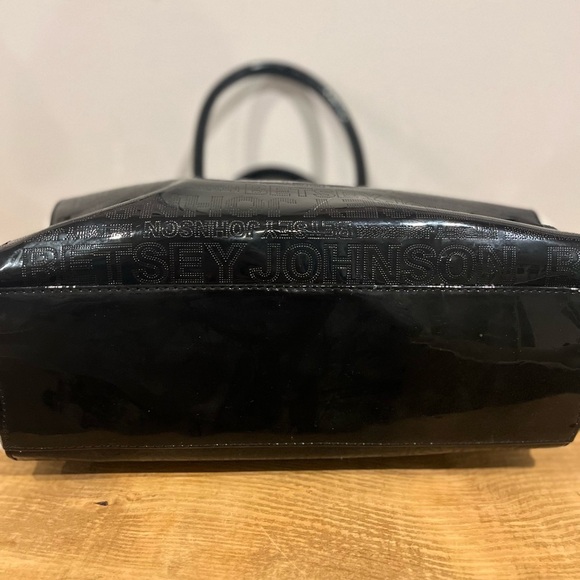 Betsy Johnson patent leather shoulder handbag with bow accent EUC - Picture 6 of 6